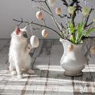 Kissa leikkii pääsiäiskoristeella