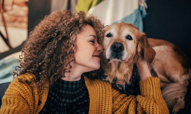 Nainen halaa vanhaa koiraa