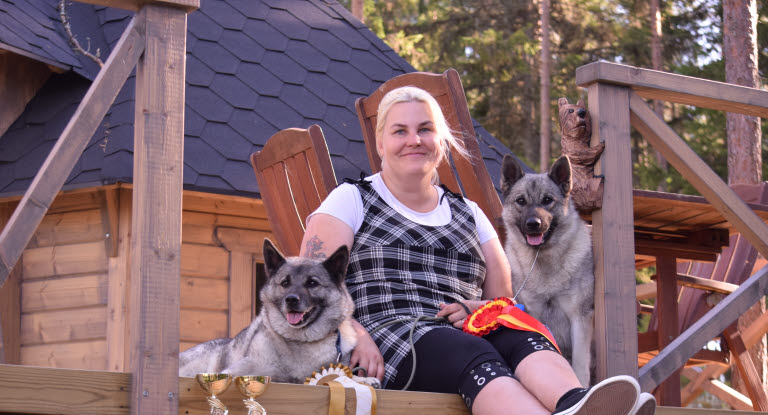 Vakuutusedustaja Heli Kantola ja kaksi hirvikoiraa